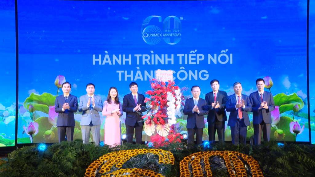 Đồng chí Cao Tường Huy, Chủ tịch UBND tỉnh, tặng hoa chúc mừng.