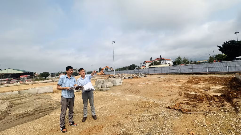 Anh Nguyễn Khắc Hoàng, Ban Quản lý dự án Công trình TP Uông Bí (bên trái) thường xuyên giám sát tiến độ và chất lượng công trình.