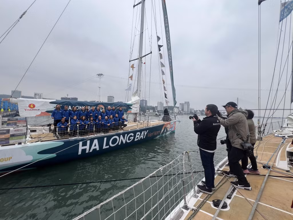 Đội Ha Long Bay, Việt Nam chụp hình lưu niệm tại cảng tàu khách quốc tế Hạ Long. Ảnh: Trúc Linh.