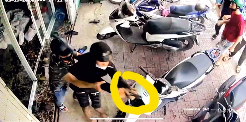 Đối tượng được nhóm đi cùng can ngăn.