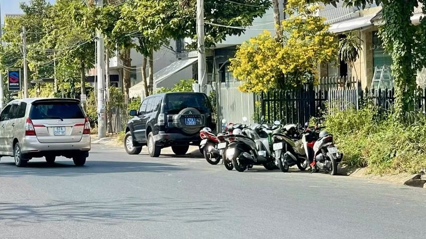 Công an đang thực hiện khám xét nhà ông Huỳnh Lê Phong, nguyên trưởng phòng TN&amp;MT TP Long Xuyên. Ảnh: HD