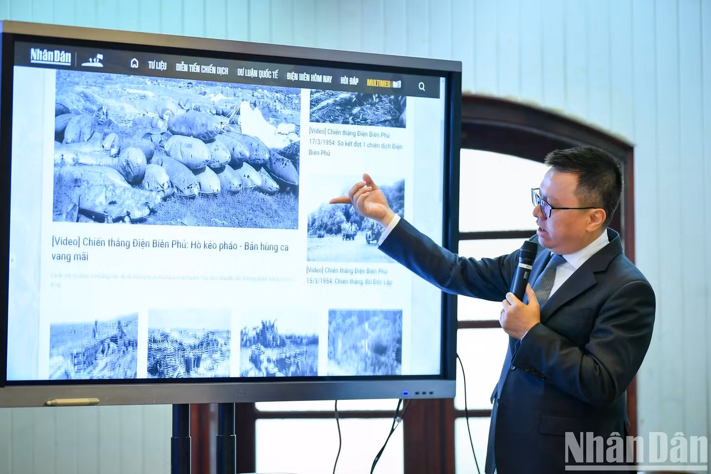 Đồng chí Lê Quốc Minh, Tổng Biên tập Báo Nhân Dân, giới thiệu về chuyên trang đặc biệt Chiến thắng Điện Biên Phủ trên Báo Nhân Dân điện tử. (Ảnh: THÀNH ĐẠT)