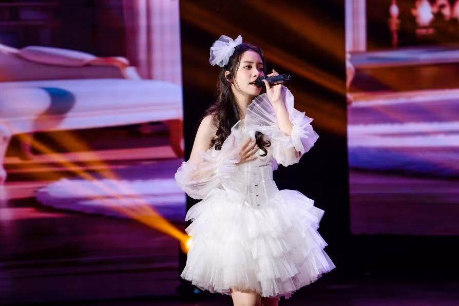 Đào Ngọc Diệp thể hiện phần dự thi của mình tại đêm chung kết Sing Out Loud 2024. Ảnh: NVCC