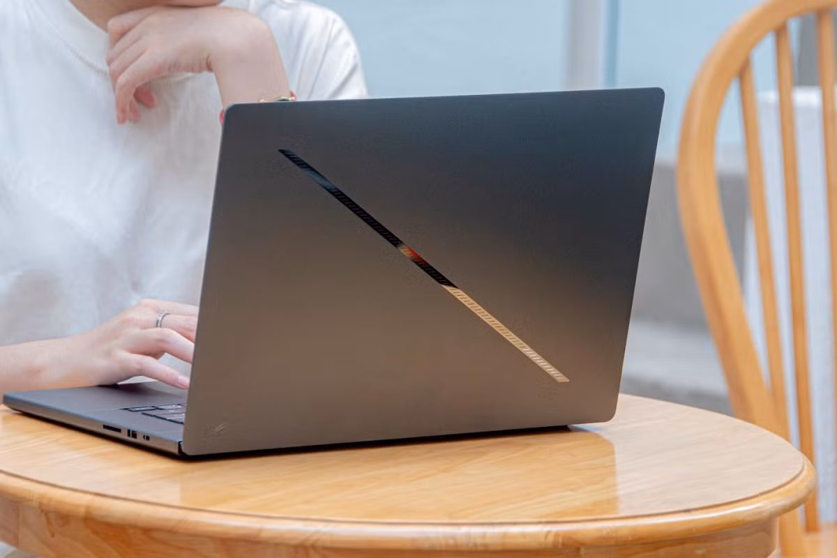 Thiết kế máy nhỏ gọn với vật liệu tăng độ bền. Ảnh: Asus