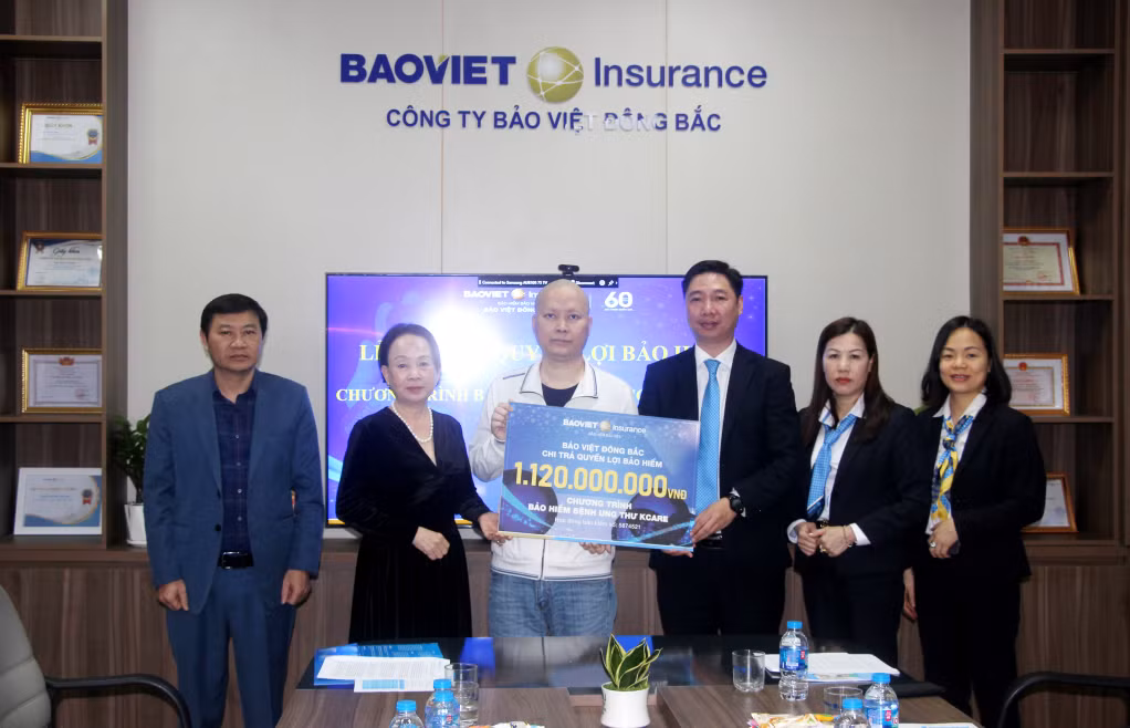 Lãnh đạo Công ty Bảo Việt Đông Bắc chi trả quyền lợi bảo hiểm cho gia đình khách hàng Đoàn Anh Tuấn. 