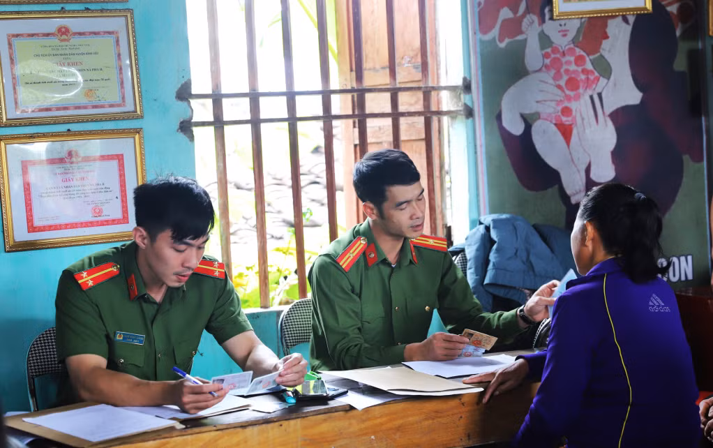 Cử cán bộ phối hợp Công an các xã, thị trấn tổ chức cấp CCCD gắn chíp điện tử lưu động tại nhà văn hóa các thôn, bản, khu phố,...