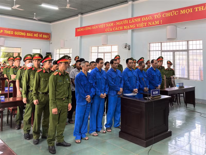 Nhóm bị cáo tại phiên tòa xét xử.