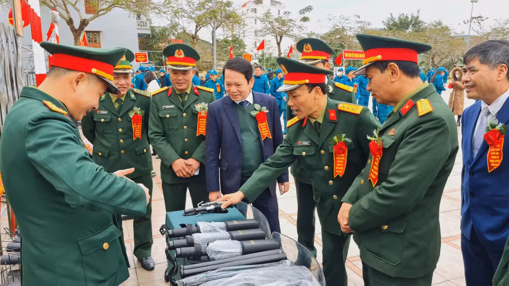 Lãnh đạo Bộ CHQS tỉnh và lãnh đạo Huyện ủy, HĐND, UBND huyện tham quan một số mô hình, học cụ, trang thiết bị nghiệp vụ.