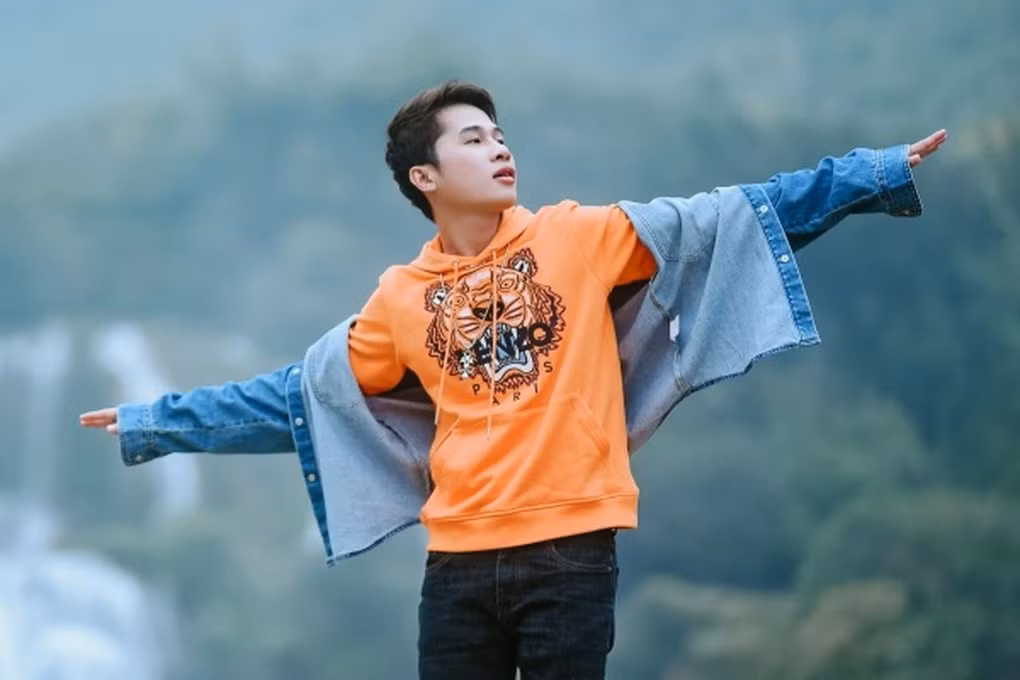 Jack sinh năm 1997, hoạt động trong vai trò ca sĩ, rapper. Anh được nhiều khán giả biết đến từ năm 2019 nhờ loạt hit kết hợp cùng nhà sản xuất K-ICM như: "Hồng nhan", "Bạc phận", "Sóng gió", "Em gì ơi"... Thời điểm đó, giọng ca quê Bến Tre được yêu thích bởi cách hát luyến láy đậm chất miền Tây, các sản phẩm âm nhạc có lời ca gần gũi, hình ảnh giản dị.