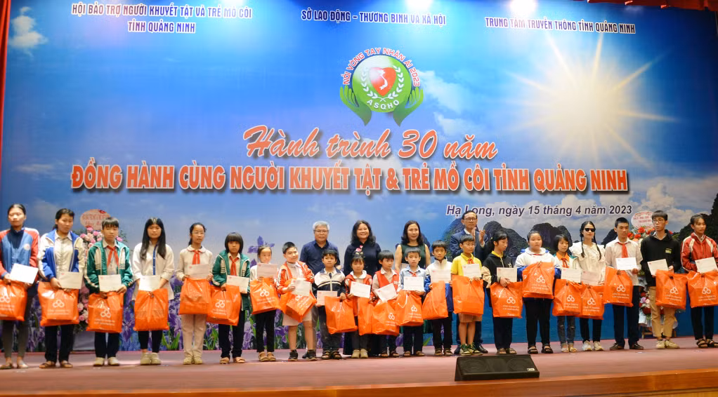 NKT&TMC được trao tặng quà, học bổng tại cuộc phát động 