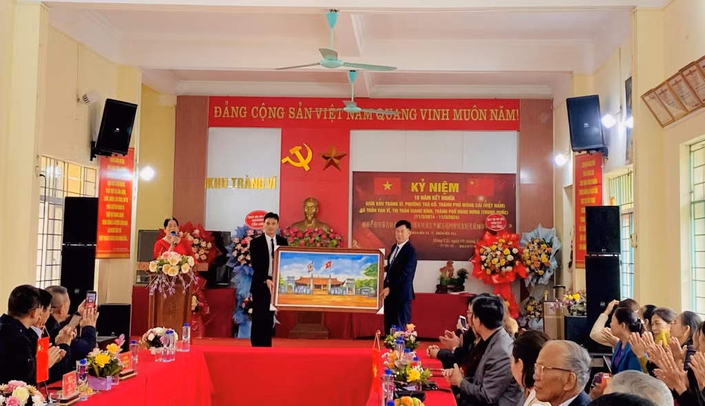 Cán bộ khu Tràng Vĩ - Trà Cổ và thôn Vạn Vĩ - Giang Bình cùng trao nhau quà lưu niệm.