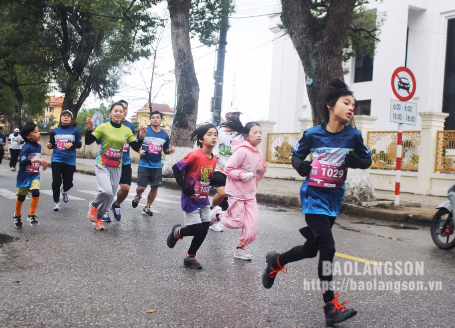 Cự li 10km với cung đường chủ yếu men theo sông Kỳ Cùng và quanh địa bàn thành phố Lạng Sơn. Song cũng như những cung đường khác, cung đường này cũng có những thú vị riêng. Cự li 10km thu hút khá nhiều VĐV nhí tham gia.