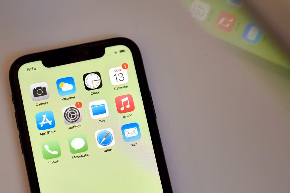 Màn hình chính của iPhone. Ảnh: Bloomberg.