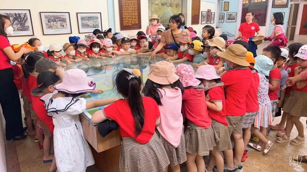 Học sinh nghe giới thiệu về trận Bạch Đằng năm 1288 tại Bảo tàng Bạch Đằng, TX Quảng Yên. Ảnh: Huỳnh Đăng