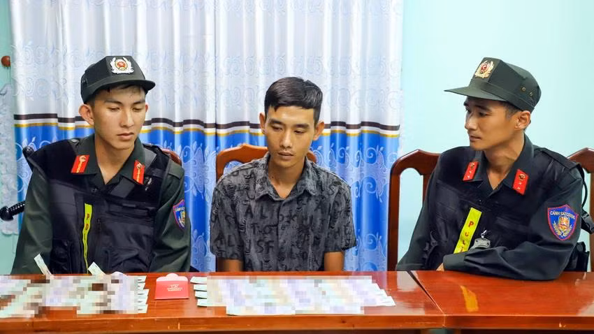 Bị can Trần Thẩm Lin (24 tuổi, ngụ TP Rạch Giá, tỉnh Kiên Giang) bị khởi tố, bắt tạm giam tội làm, tàng trữ, lưu hành tiền giả. Ảnh: THẾ PHONG