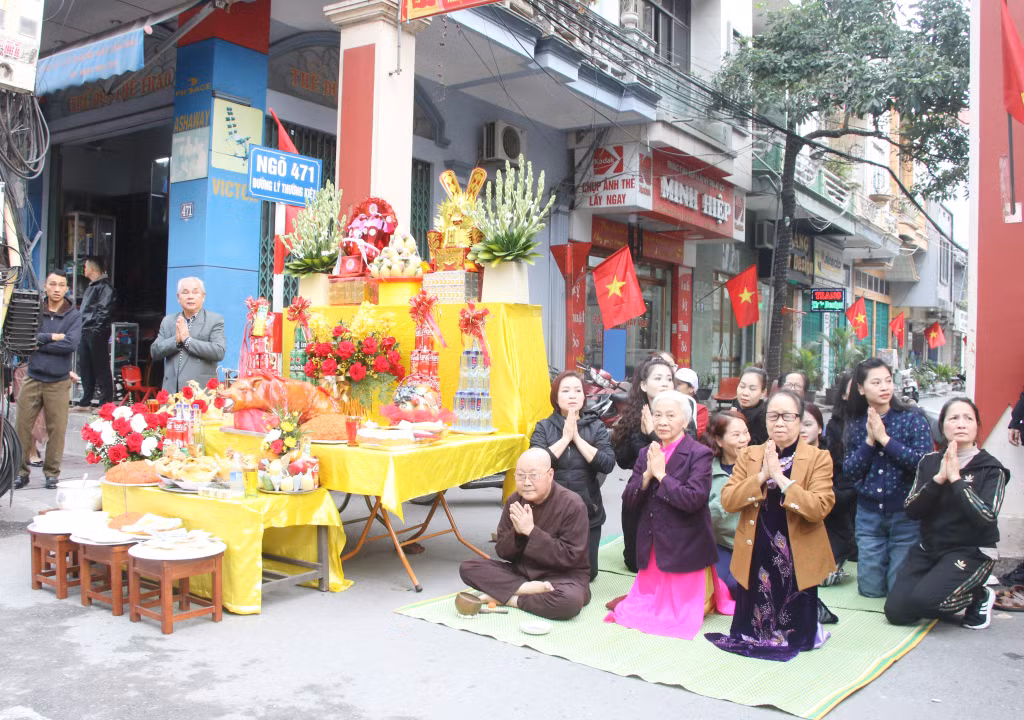 Rất đông nhân dân địa phương thành tâm làm lễ tại gia đình, khu phố tưởng nhớ công đức, cuộc đời và sự nghiệp của Đức Ông Hưng Nhượng Đại Vương Trần Quốc Tảng và các tướng lĩnh nhà Trần.