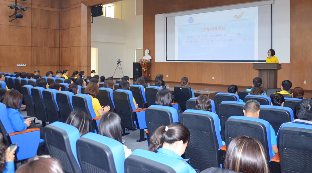 Quang cảnh buổi lễ ra quân tuyên truyền vận động người dân tham gia BHXH tự nguyện, BHYT hộ gia đình.