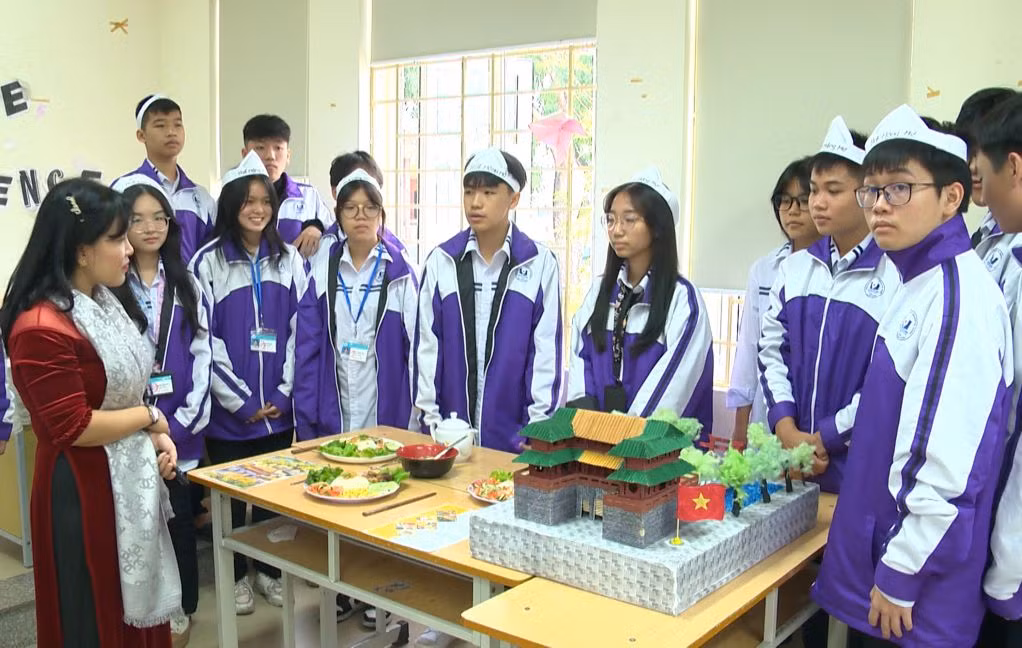 Tiết học lịch sử của học sinh lớp 10A1, Trường THPT Uông Bí (TP Uông Bí).
