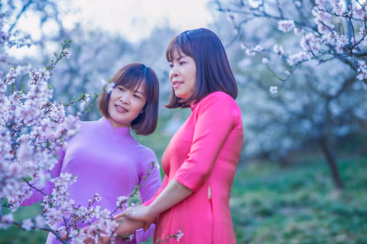 Áo dài là trang phục được nhiều người Việt lựa chọn khi đến chụp ảnh với hoa.