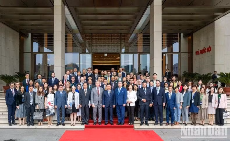 Chủ tịch Quốc hội Vương Đình Huệ với các doanh nghiệp Hội đồng Kinh doanh Hoa Kỳ-ASEAN dự cuộc làm việc. (Ảnh: DUY LINH)