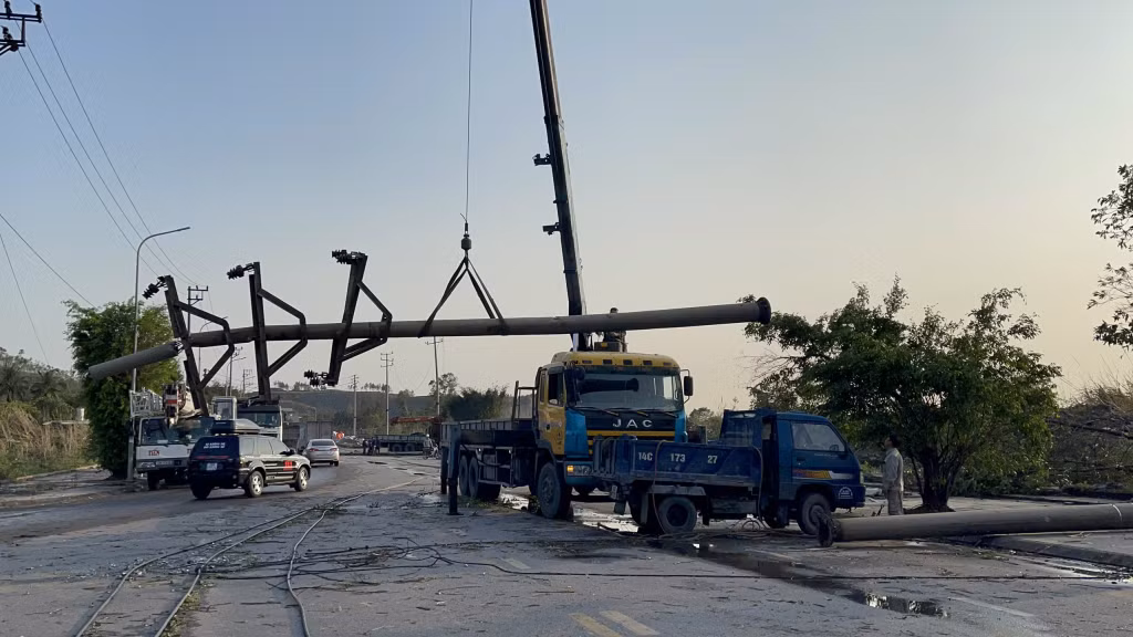 Dông lốc làm đổ 3 cột điện trung áp tại tuyến đường 337, thuộc tổ 33, khu 5, phường Hà Khánh, TP Hạ Long. Cả 3 cột điện này đều là tài sản của Công ty Than Hòn Gai.