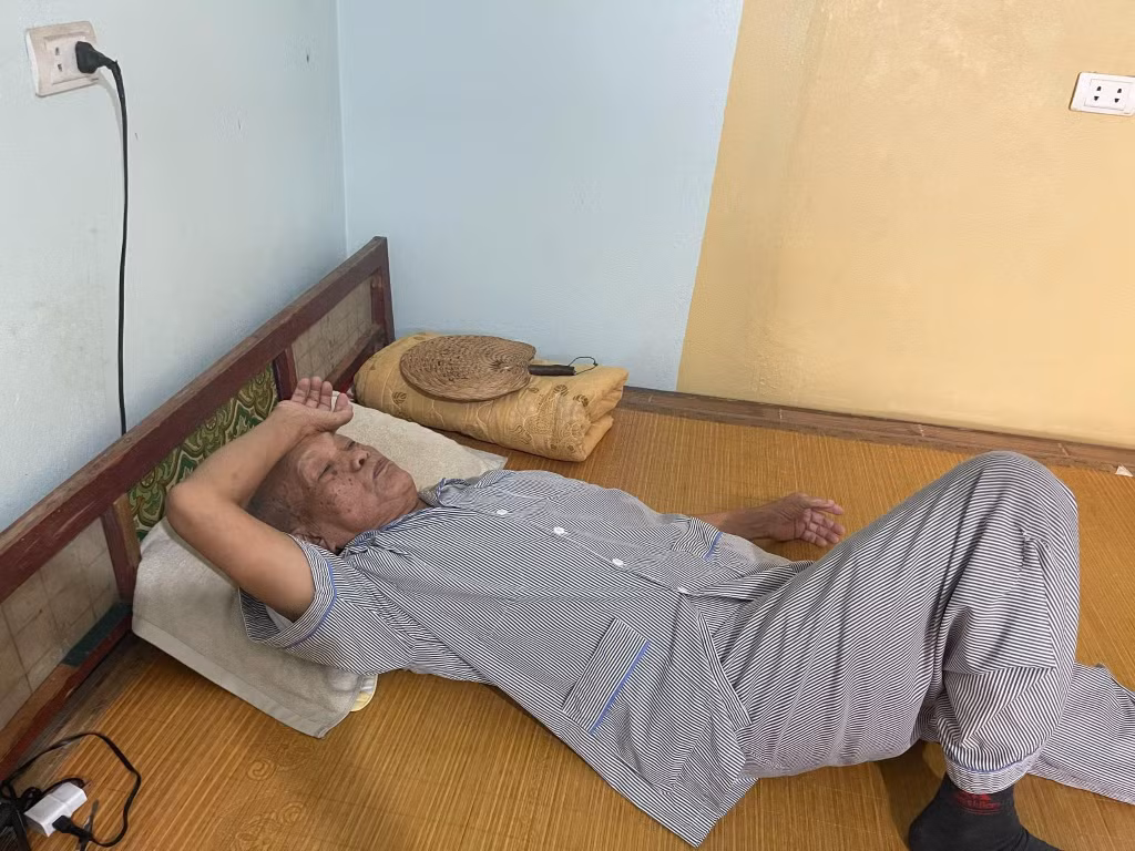 Bác Vấn đau lưng, không đi lại được vì thoái hóa cột sống
