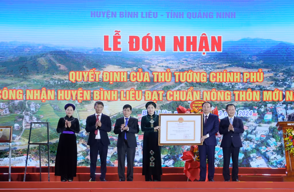 Thừa ủy quyền của Thủ tướng Chính phủ, đồng chí Nguyễn Xuân Ký, Ủy viên Trung ương Đảng, Bí thư Tỉnh ủy, Chủ tịch HĐND tỉnh và đồng chí Cao Tường Huy, Phó Bí thư Tỉnh ủy, Chủ tịch UBND tỉnh trao Quyết định công nhận huyện Bình Liêu đạt chuẩn nông thôn mới (3-2024). Ảnh: Thu Chung