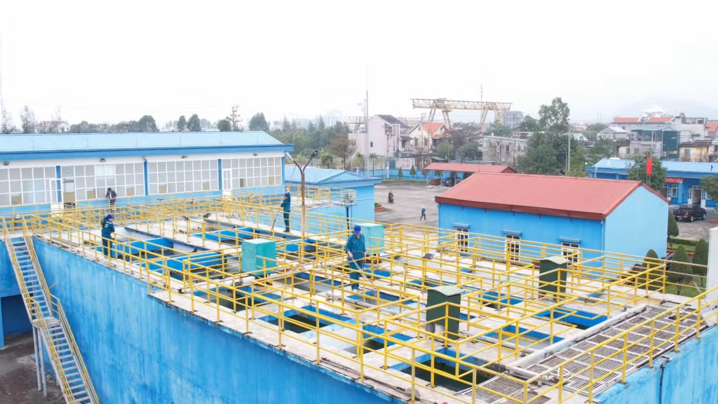 Nhân viên Nhà máy nước Đồng Mây (TP Uông Bí) vệ sinh bể chứa nước.