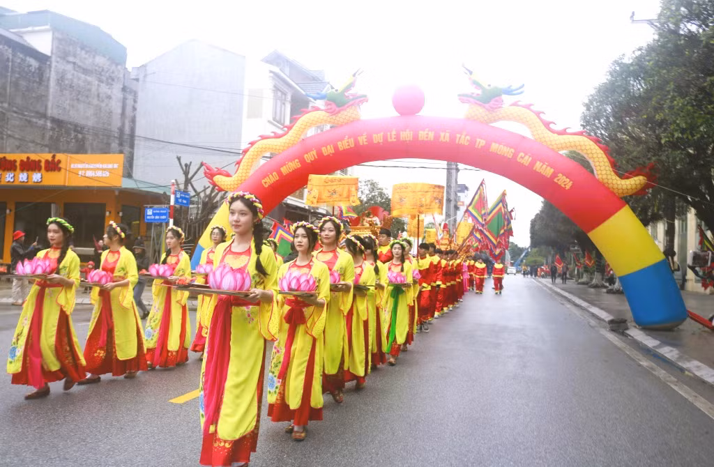 Đoàn rước Thần du xuân còn gọi là Lễ nghênh Thần tại Lễ hội đền Xã Tắc. Ảnh: Thu Hằng (Trung tâm TT-VH Móng Cái)