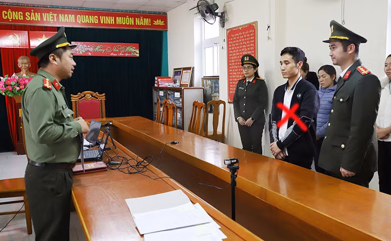 Cơ quan điều tra tống đạt quyết định khởi tố đối tượng cầm đầu Đỗ Trọng Anh.