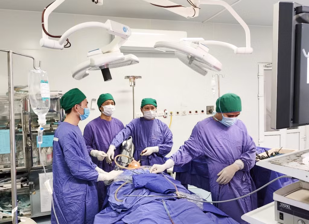 Các bác sĩ Bệnh viện Đa khoa tỉnh phẫu thuật nội soi cắt u giáp qua đường miệng cho bệnh nhân. Ảnh: Hà Trang (Bệnh viện Đa khoa tỉnh)