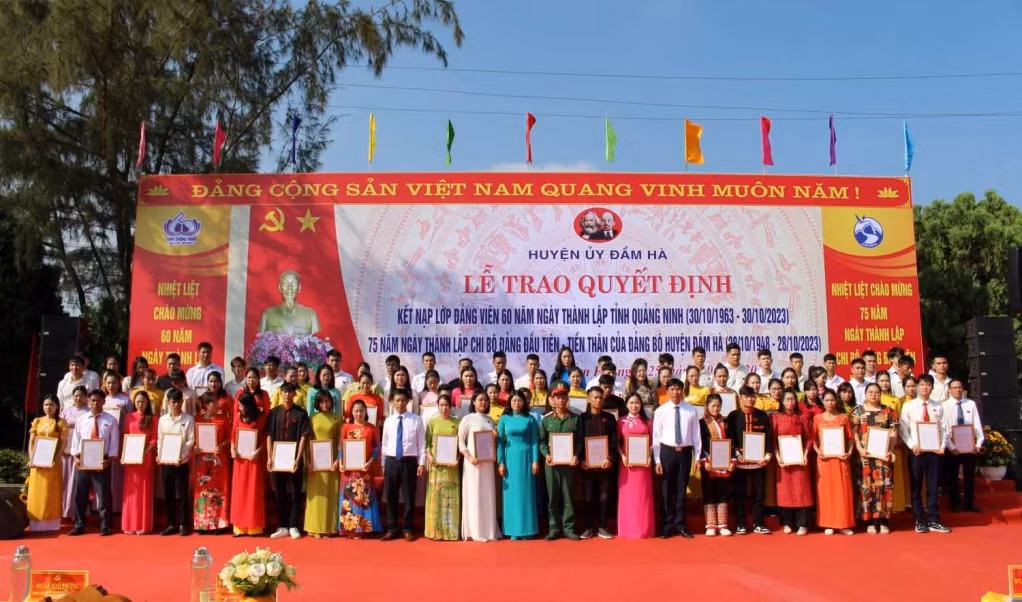 Đảng bộ huyện Đầm Hà tổ chức Lễ trao quyết định kết nạp lớp đảng viên chào mừng kỷ niệm 60 năm ngày thành lập tỉnh Quảng Ninh, 75 năm Ngày thành lập chi bộ Đảng đầu tiên – tiền thân của Đảng bộ huyện Đầm Hà, tháng 10/2023.