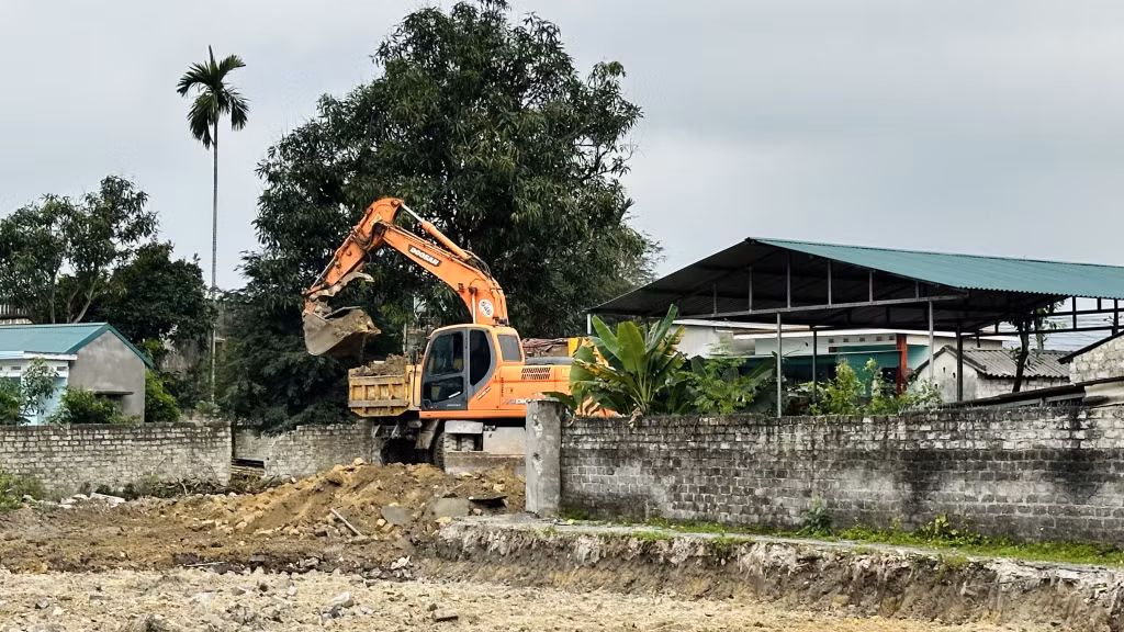 Đơn vị thi công tiến hành phá dỡ công trình trên mặt bằng đã được người dân bàn giao cho Dự án.