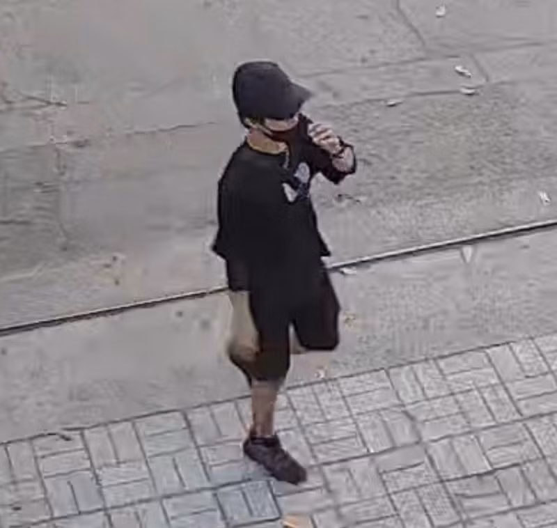 Camera an ninh ghi lại hình ảnh đối tượng Nguyễn Văn Phú sau khi lừa đảo.