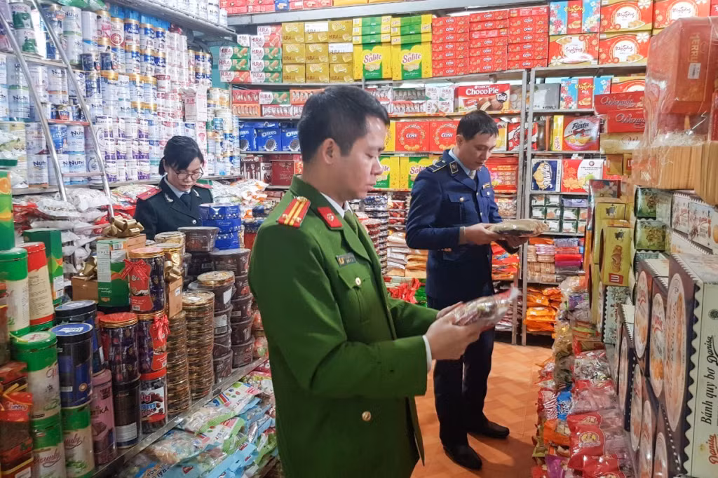 Đoàn liên ngành của TX Quảng Yên kiểm tra về ATTP tại cơ sở kinh doanh thực phẩm trên địa bàn (tháng 3/2024). Ảnh: CTV