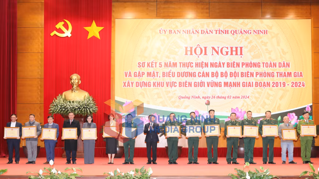 Đồng chí Cao Tường Huy, Phó Bí thư Tỉnh ủy, Chủ tịch UBND tỉnh tặng Bằng khen cho các tập thể có thành tích xuất sắc trong 5 năm thực hiện “Ngày biên phòng toàn dân” (2-2024). Ảnh: Đỗ Phương