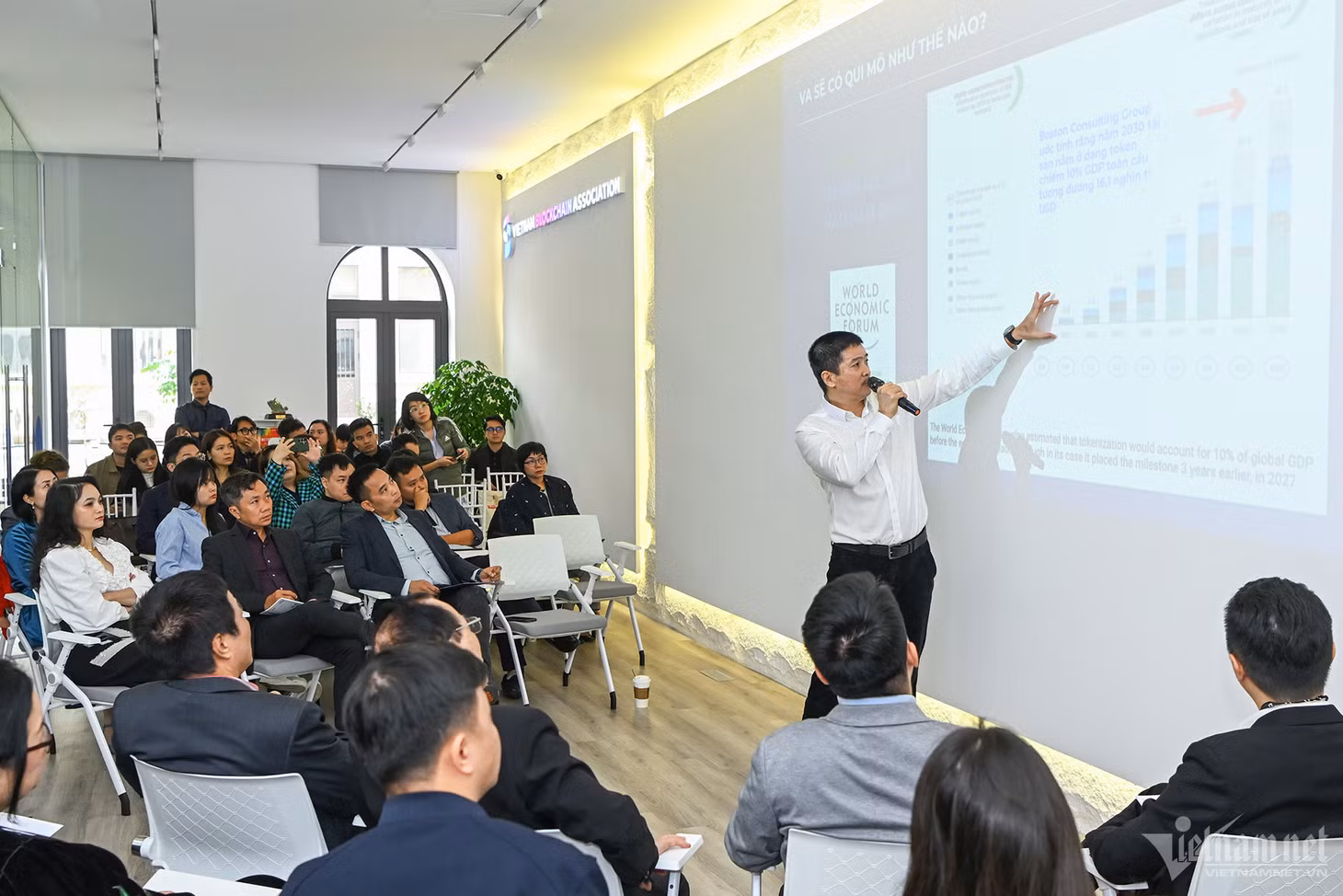 Phó Chủ tịch Hiệp hội Blockchain Việt Nam, ông Phan Đức Trung chia sẻ về quy mô và tác động của thị trường tài sản ảo. Ảnh: Trọng Đạt