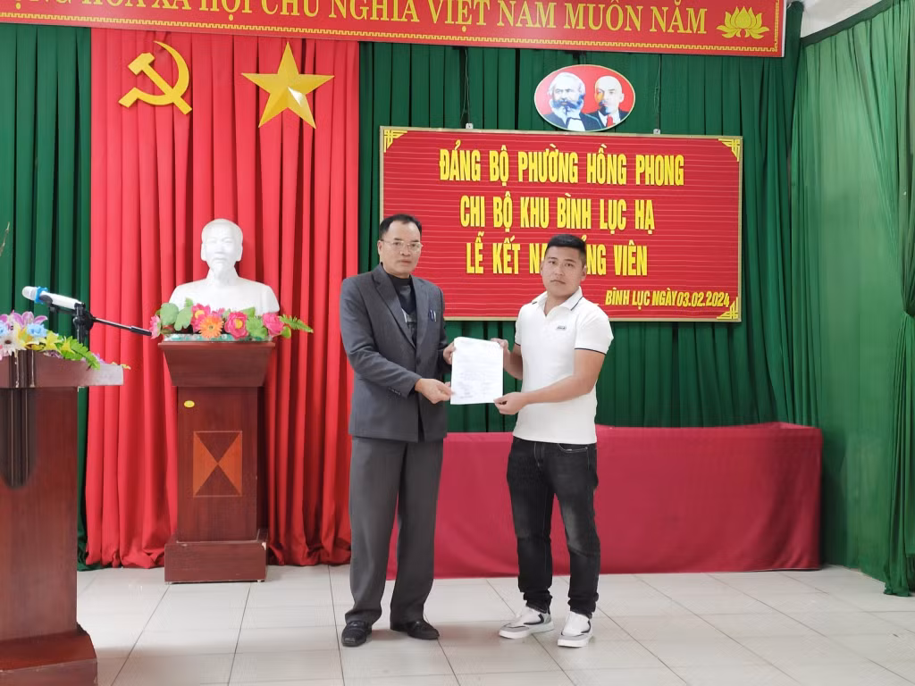 Chi bộ khu Bình Lục Hạ, phường Hồng Phong kết nạp đảng viên mới ngày 3/2/2024.