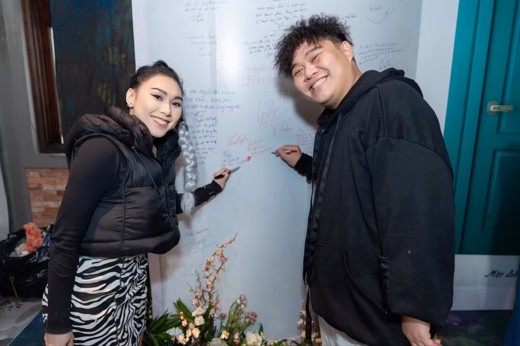 Yuno Bigboi và bà xã (Ảnh: Facebook nhân vật).