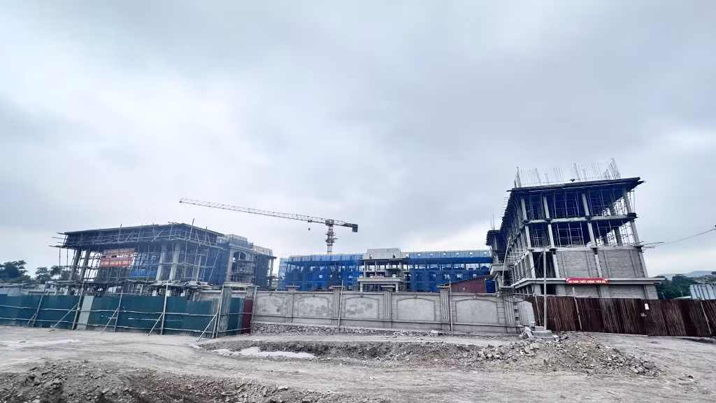 Trường THPT Ngô Quyền (TP Hạ Long) được đầu tư xây mới, sau khi hoàn thành là một trong điểm nhấn về kiến trúc của thành phố.