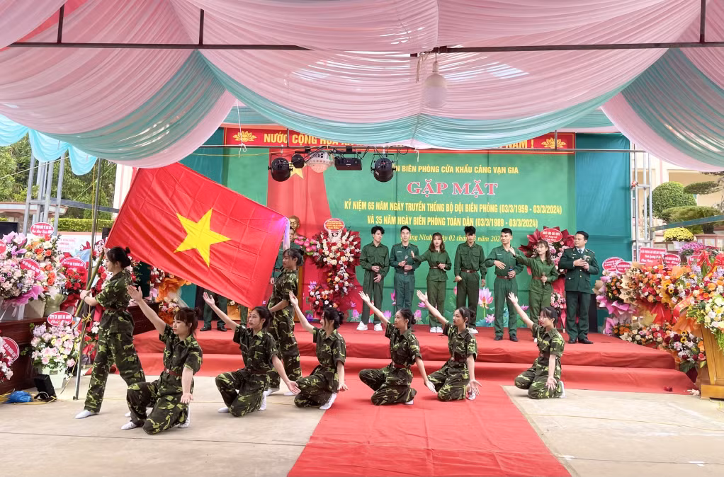 Các tiết mục văn nghệ tạo không khí vui tươi, phấn khởi trong buổi gặp mặt kỷ niệm.