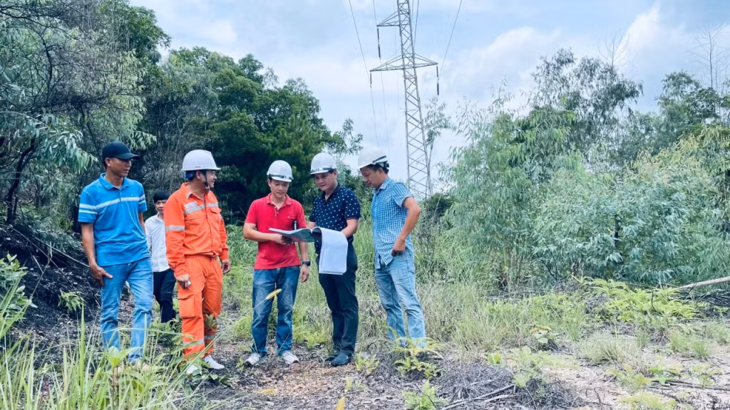 Ban Quản lý dự án lưới điện (Tổng Công ty Điện lực miền Bắc) kiểm tra thực tế hiện trường Dự án cải tạo đường dây 110kV 173, 174 T500 Quảng Ninh - Giáp Khẩu - Hà Lầm - Hà Tu