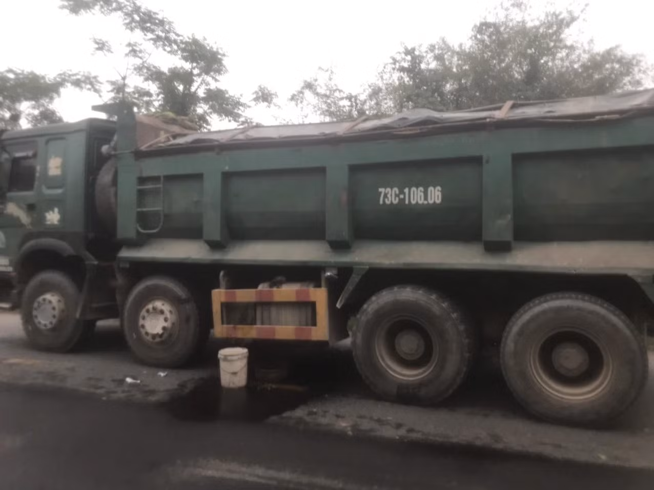 Tài xế lái xe tải rời khỏi hiện trường sau khi xảy ra vụ tai nạn.
