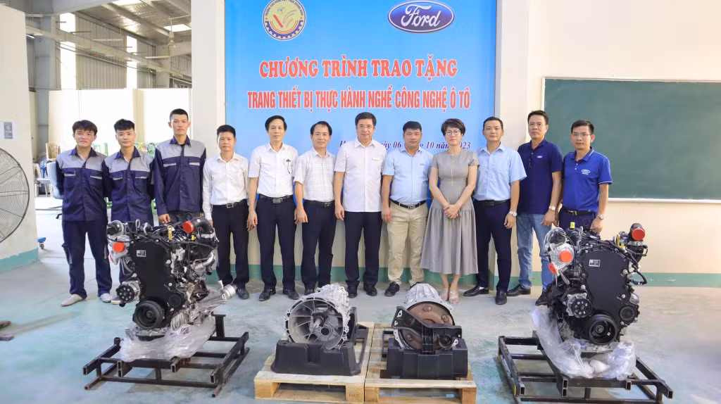 Trường Cao Đẳng Việt - Hàn Quảng Ninh được Công ty TNHH Ford Việt Nam trao tặng thiết bị dạy học nghề công nghệ ô tô. Ảnh chụp tháng 10/2023