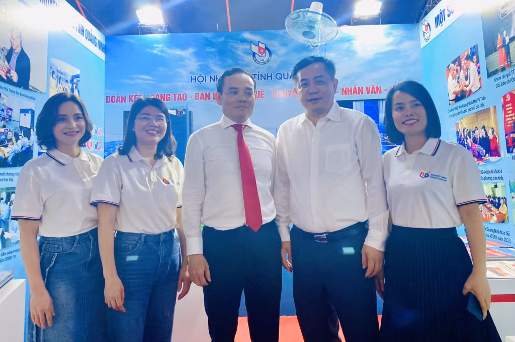 Phó Thủ tướng Trần Lưu Quang thăm gian trưng bày của Hội Nhà báo tỉnh Quảng Ninh.