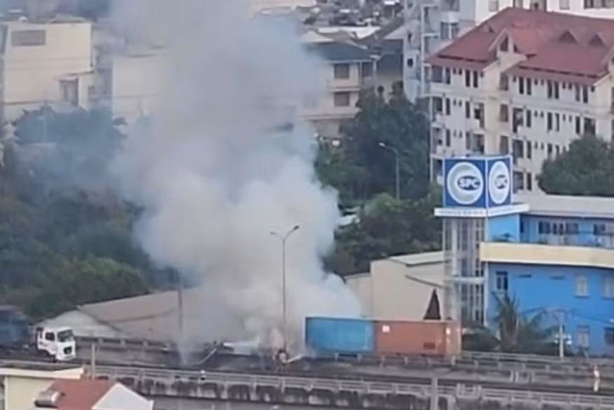 Khói bốc nghi ngút từ vụ cháy xe container. Ảnh: N.H.