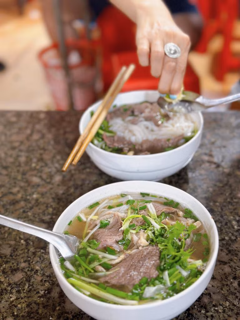 Thói quen vắt chanh vào bún phở còn nóng không gây hại nhưng làm giảm giá trị dinh dưỡng. Ảnh: Ban Mai