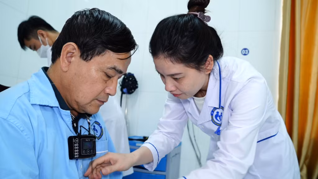 Kỹ thuật viên Bệnh viện Lão khoa - Phục hồi chức năng tỉnh lắp máy đo đa ký giấc ngủ cho bệnh nhân điều trị rối loạn giấc ngủ.