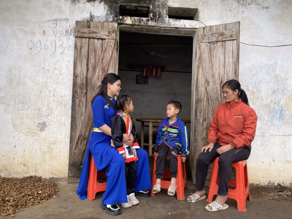 Cô giáo Nguyễn Thị Thủy tới nhà vận động phụ huynh cho trẻ đến trường.