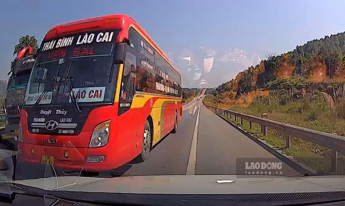 Hình ảnh từ camera hành trình cho thấy xe ôtô khách lấn làn, vượt ẩu suýt xảy ra va chạm giao thông. Ảnh: Cục CSGT cung cấp